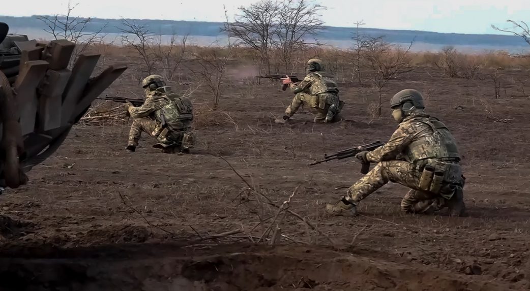 Csapaterősítéseket von össze az ukrán hadsereg Pokrovszk és Kurahove térségében