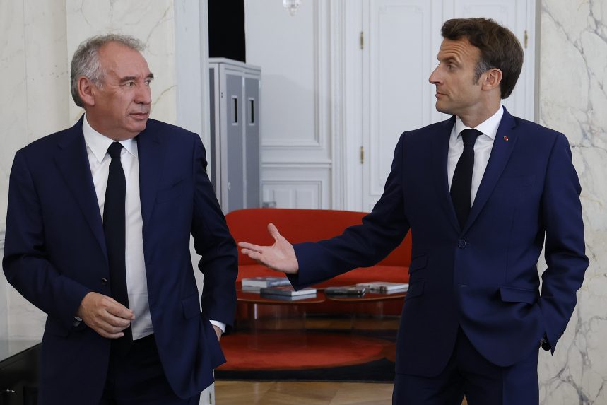 François Bayrout kéri fel kormányfőnek Emmanuel Macron francia elnök