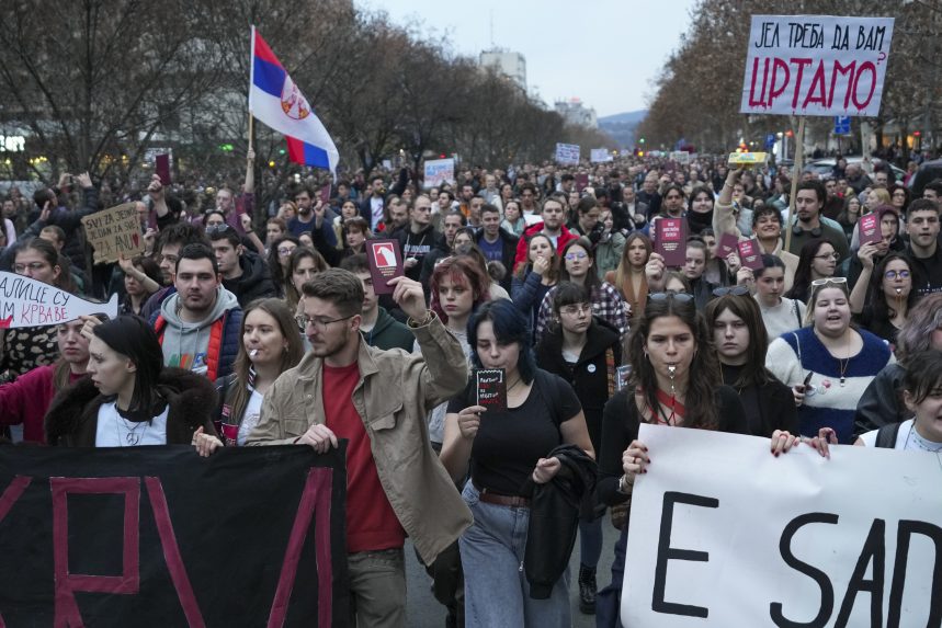 Újra autó hajtott a tüntetők közé Belgrádban