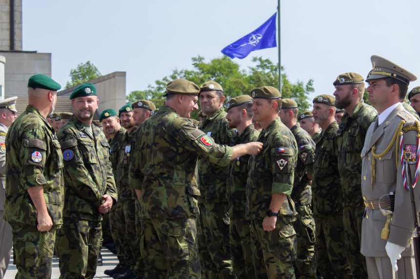 A cseh védelmi tárca elismerte azokat a katonákat, akik szlovákiai misszióban vettek részt