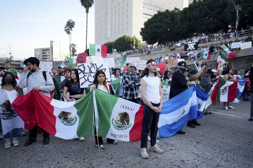 Több ezer ember tüntetett a kitoloncolások ellen Los Angeles-ben