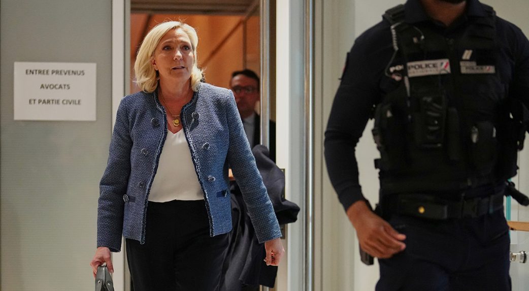 Öt évre eltiltotta a közhivataloktól Marine Le Pent egy párizsi bíróság