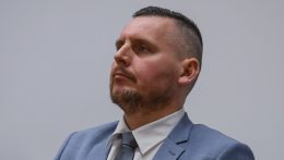Továbbra is szabadlábon marad Daniel Bombic, akit a kormányhivatal is megvédett