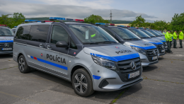Új rendőrautókat adott át a belügyminisztérium a közlekedési rendőröknek