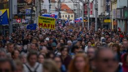 Tüntetők nyílt levélben kérték az elnököt, ne írja alá az úgy nevezett „orosz törvényt”