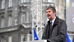 Ismét tüntettek a Kossuth téren