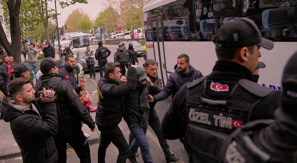 Közel 400 tüntetőt vett őrizetbe a török rendőrség május 1-jén