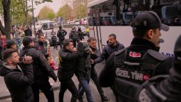 Közel 400 tüntetőt vett őrizetbe a török rendőrség május 1-jén