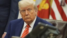 Trump elhalasztja az Európai Unióra kivetett további vámok bevezetését