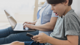 Az NBÚ azt tanácsolja a szülőknek, hogy a vakáció alatt hívják fel a gyerekek figyelmét az internet buktatóira