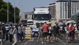 A szerbiai városok teljes lezárására szólították fel a tüntető diákok