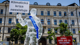 Olvadó jégszoborral üzent a Greenpeace – Mit tehet Szlovákia a klímaválság ellen?