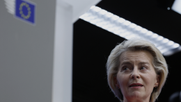 Bár marad a helyén, egyre több a kritika Ursula von der Leyennel szemben