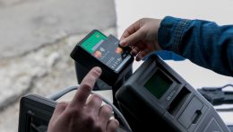 Jövő évtől minden eladónak kötelező lesz biztosítani a bankkártyás fizetést a vásárlóknak