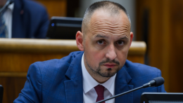 A mentőszolgálati közbeszerzés átláthatóságát kérte számon František Majerský
