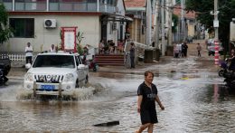Pekingben halálos áldozatokat követeltek az özönvízszerű esőzések