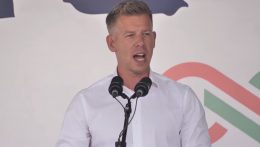 A magyar kormány külpolitikája ellen is felszólalt Magyar Péter Székesfehérvárott