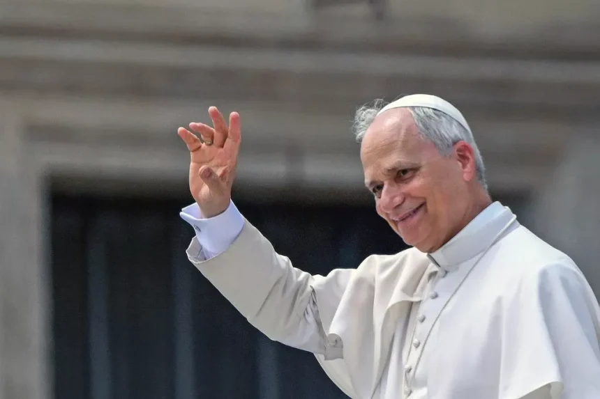 XIV. Leó pápa Castel Gandolfóban tölti nyári szabadságát