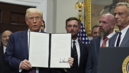 Donald Trump amerikai elnök aláírta az új vámintézkedéseket bevezető elnöki rendeletet