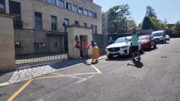 A cseh aktivisták vörös festékkel öntötték le a prágai magyar nagykövetség falát