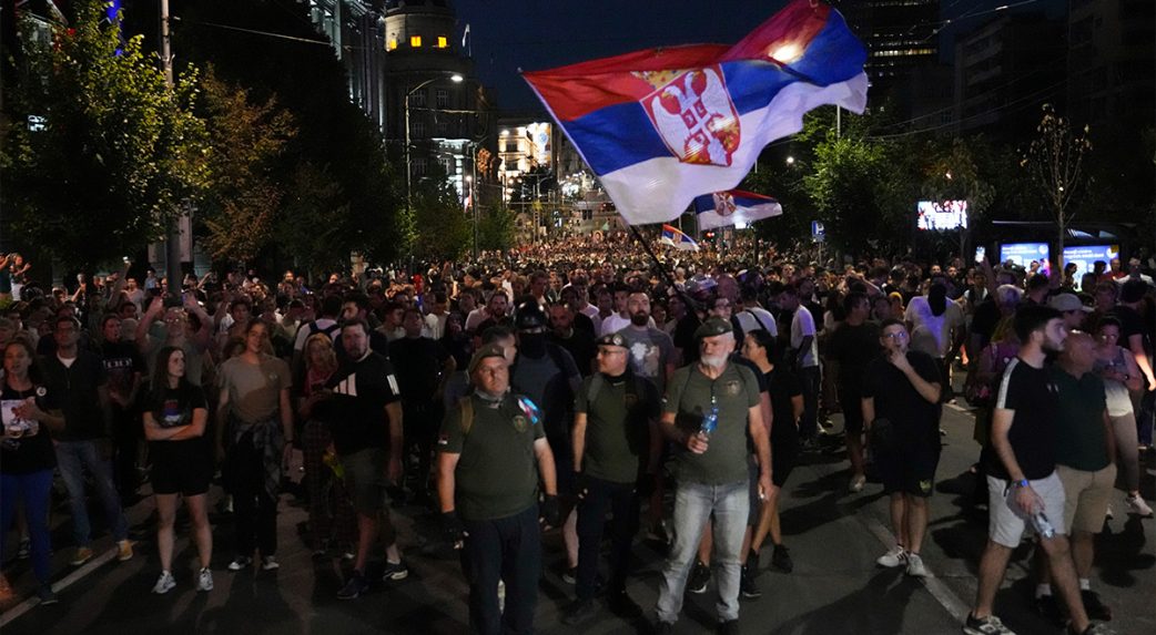 Folytatódtak a tiltakozások Szerbiában, a tüntetők megrongálták a kormányzó párt irodáit