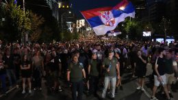 Folytatódtak a tiltakozások Szerbiában, a tüntetők megrongálták a kormányzó párt irodáit