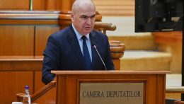 A román kormányfő eltökélten faragja lefelé az államadósságot
