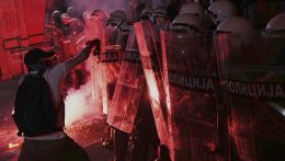 Legkevesebb tizenhárom rendőr sérült meg az újvidéki kormányellenes tüntetésen