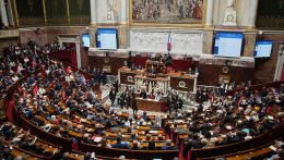 Megbukott a francia kormány