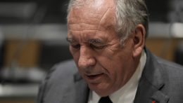 Alig több mint egy év alatt immár a harmadik francia kormány bukott meg