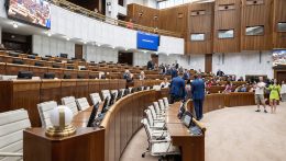 A parlamenti képviselők közel három hónap kihagyás után kedden visszatérnek a törvényhozásba