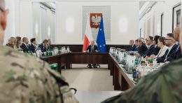 Tusk: Úgy döntöttünk az államfővel, hogy aktiváljuk a NATO 4-es cikkelyét