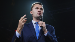 Meghalt Charlie Kirk konzervatív influenszer egy utahi egyetemen történt lövöldözés után