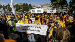 Rendőr- és tűzoltószakszervezetek tiltakoznak a parlament előtt a tisztességes béremelésért