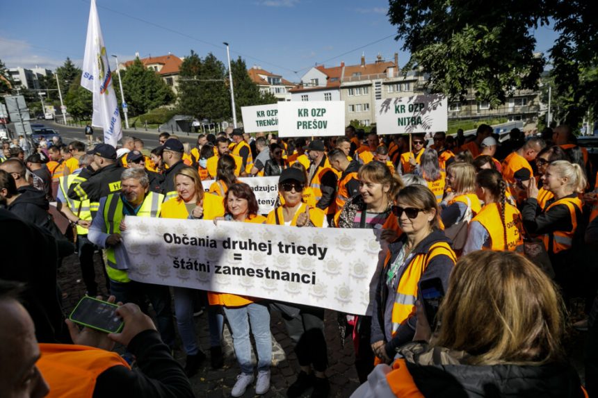 Rendőr- és tűzoltószakszervezetek tiltakoznak a parlament előtt a tisztességes béremelésért