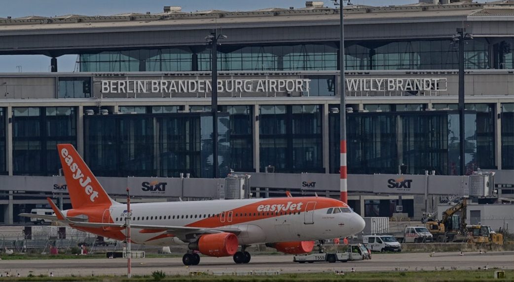 Hosszabb várakozási időre kell számítani a berlini Brandenburg repülőtéren