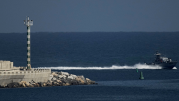 Izraeli hadihajók körbevették a Gázai övezetbe tartó flottát