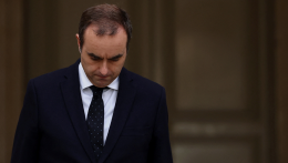 Órákkal a kormánya bemutatása után lemondott a francia miniszterelnök