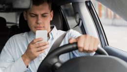 Hiába büntetik a vezetés közbeni mobilhasználatot, nem bírunk leszokni róla
