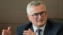 Az alkotmánybíróság elnöke felszólalna a parlamentben a hiányzó bíró miatt