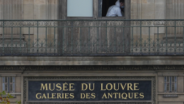 Kirabolták a párizsi Louvre-t, bezárták a múzeumot