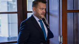 A Hlas nem hívja vissza a befektetési miniszert, bár a a házelnök „hazugnak” nevezi