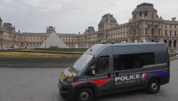 A Louvre kirabolása támadás Franciaország kulturális öröksége ellen – jelentette ki a francia elnök