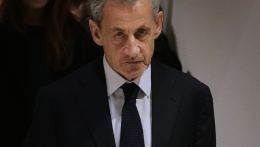 Börtönbe vonul Nicolas Sarkozy, magánzárkában kezdi büntetését a francia exelnök