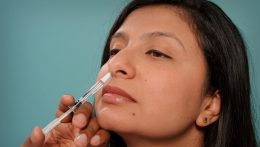 Újabb szállítmány érkezett Szlovákiába az orron át adható oltásból