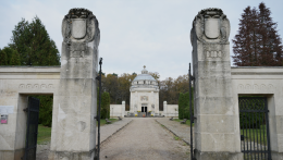 A téli szezonra bezár az Andrássy Mauzóleum, a krasznahorkaváraljaiak tüntetnek