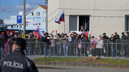 Tüntetők tartóztatták fel a kormánydelegáció autókonvoját