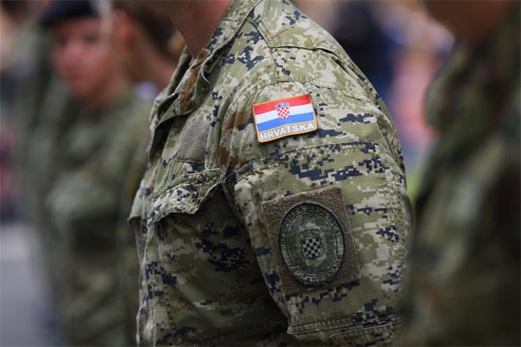 Horvátország visszaállítja a kötelező sorkatonai szolgálatot