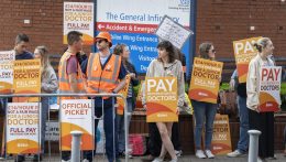 Öt napos sztrájkba kezdtek az angliai orvosok