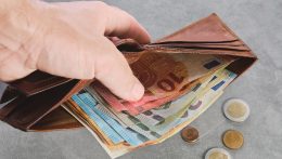 A lakosok többsége igyekszik spórolni, a megtakarításaik összege azonban egyre csökken